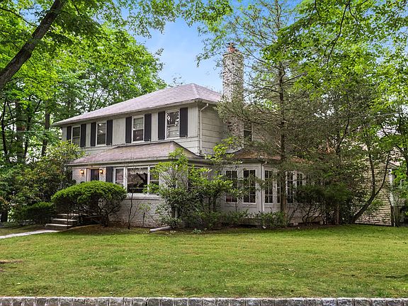 3rd image of 10 Glenside Dr