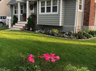 2 Lenox Ave, Lynbrook, NY 11563