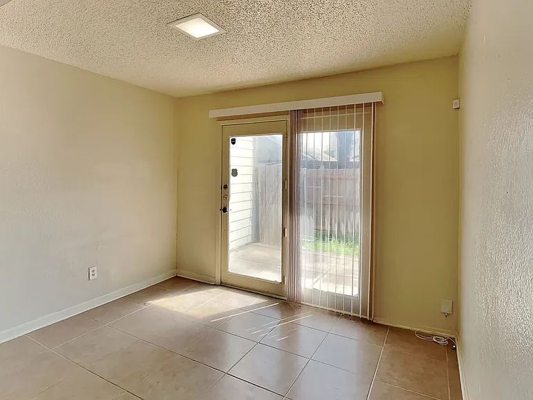 3413 W 5th St — Photo 8