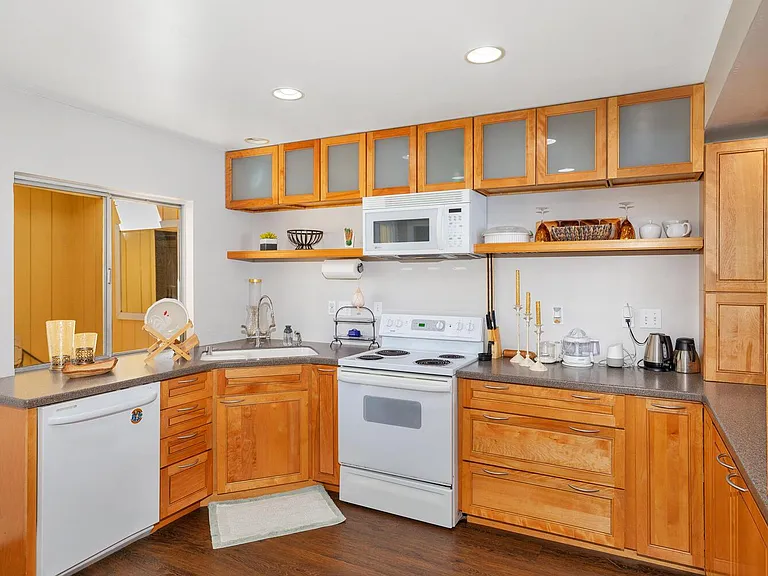 1826 Eastwood Ln — Photo 8