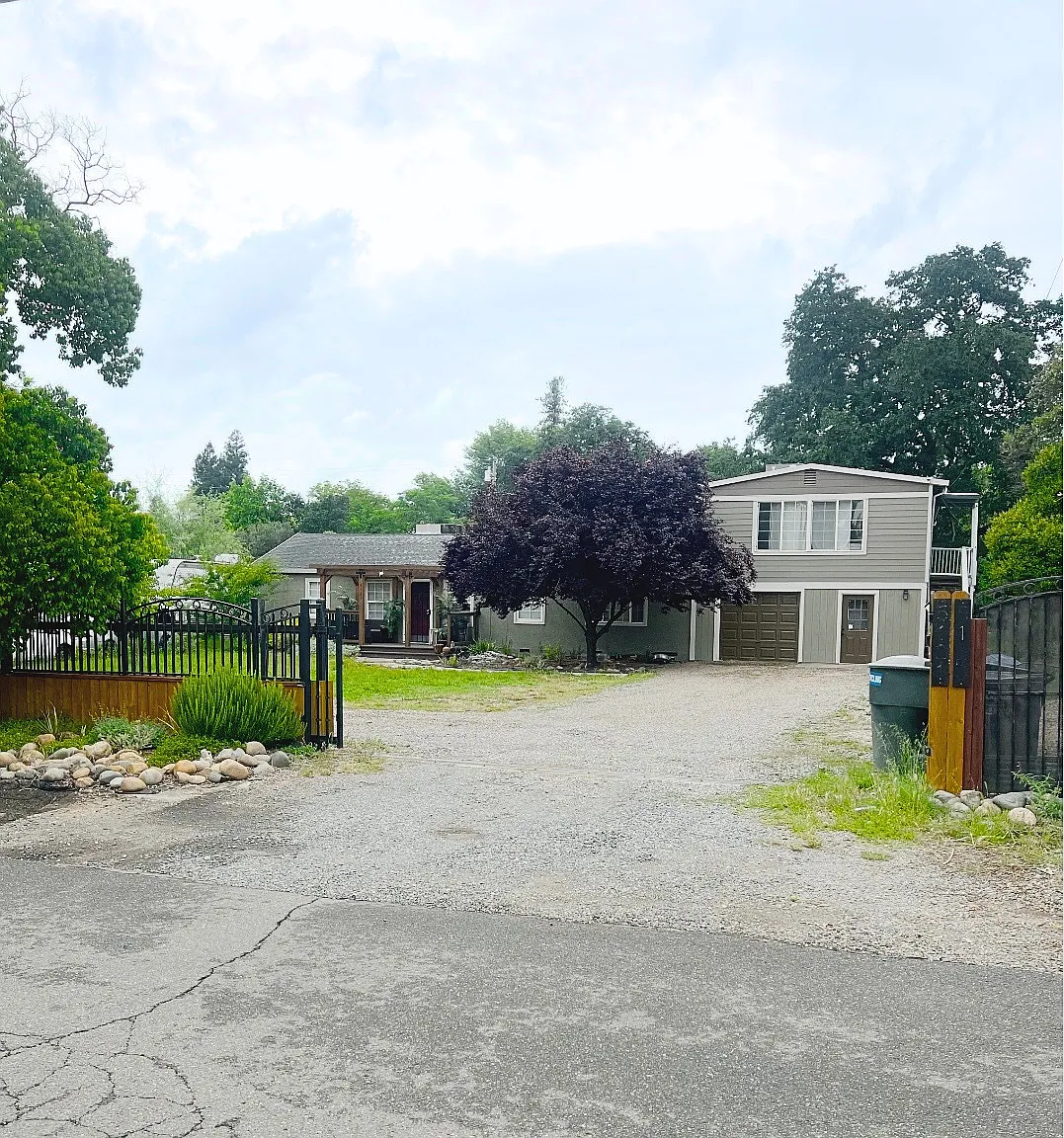 3 bed, 2100 sqft, $950 — Photo 1