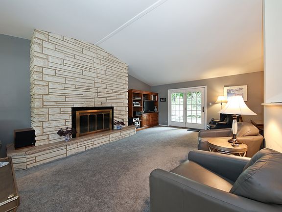 3rd image of 541 N Everett Dr