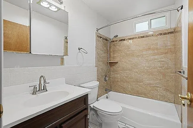 565 Crespi Dr — Photo 3