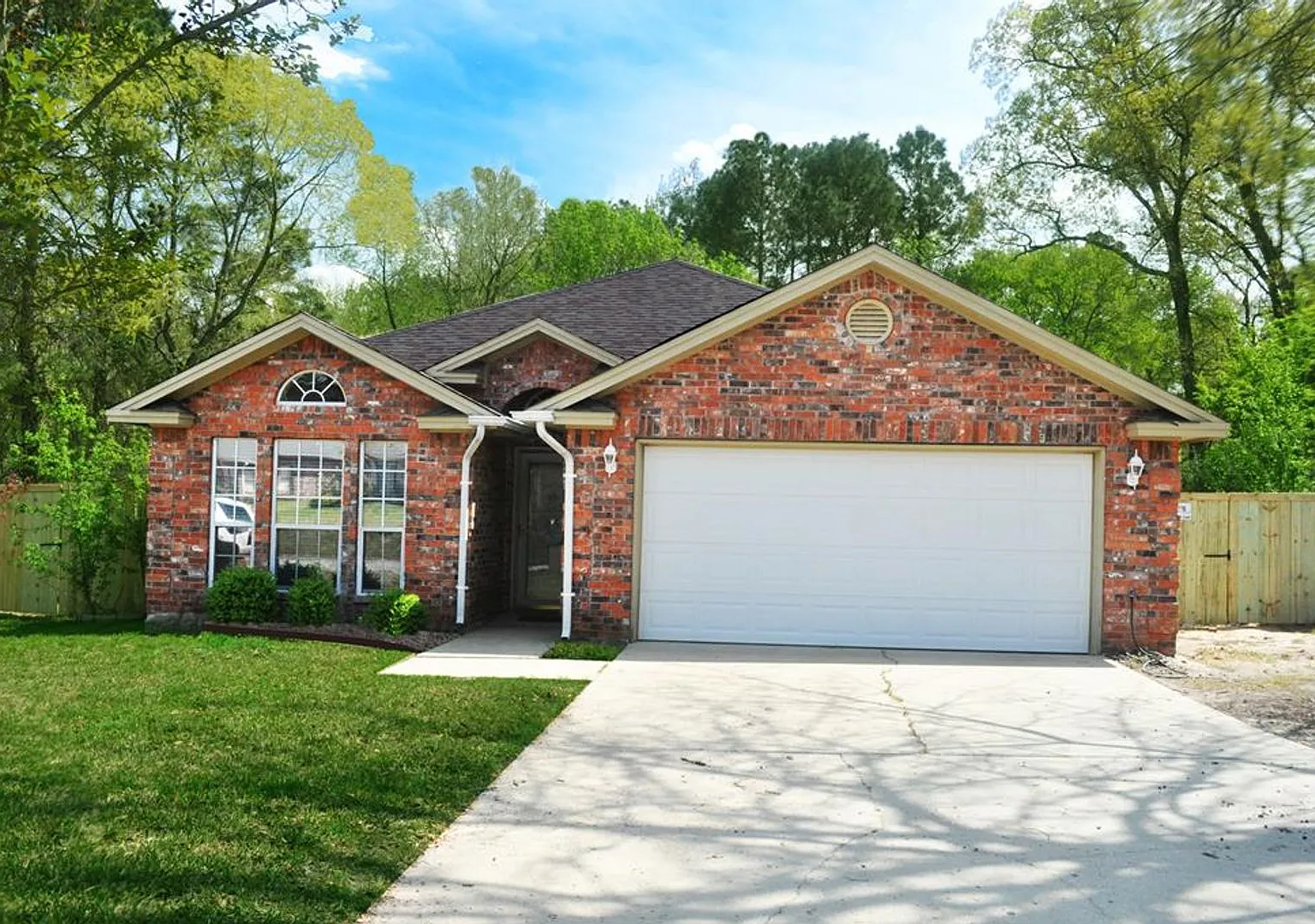 3 Bed 2 bath Ashcreek Circle — Photo 1