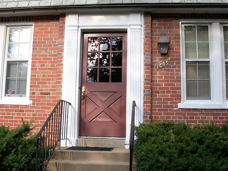 1805 N Queens Ln — Photo 8