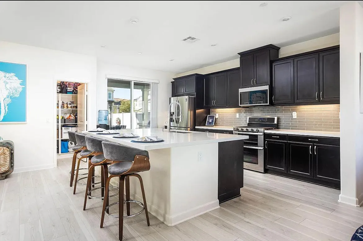 4 bed, 2731 sqft, $4,500 — Photo 3