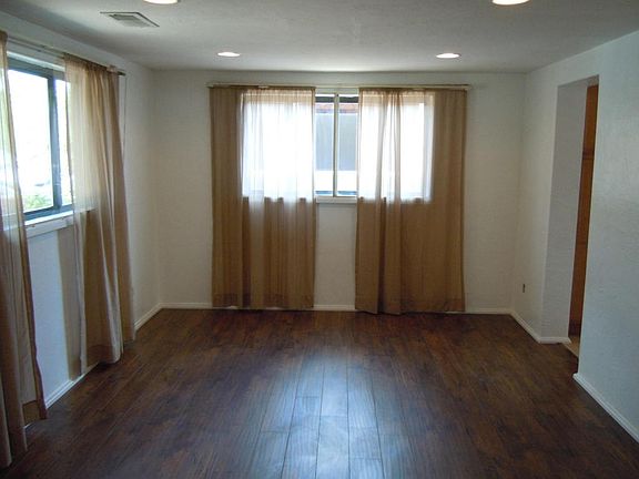 3rd image of 2833 Solano Dr NE