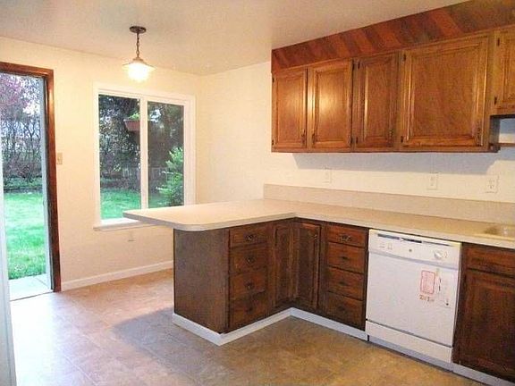 Kitchen w/ Breakfast Ba