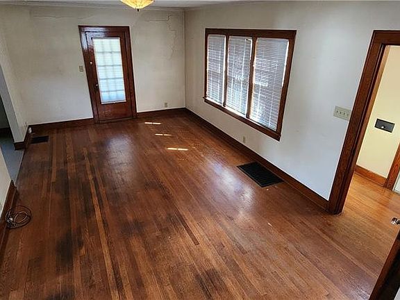 5th image of 72 Wentz St