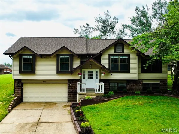 940 Ampere Ct, Lake Saint Louis, MO 63367