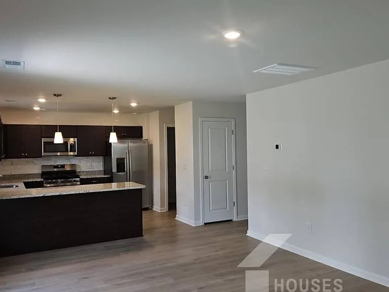 338 Prosperity Ln — Photo 2