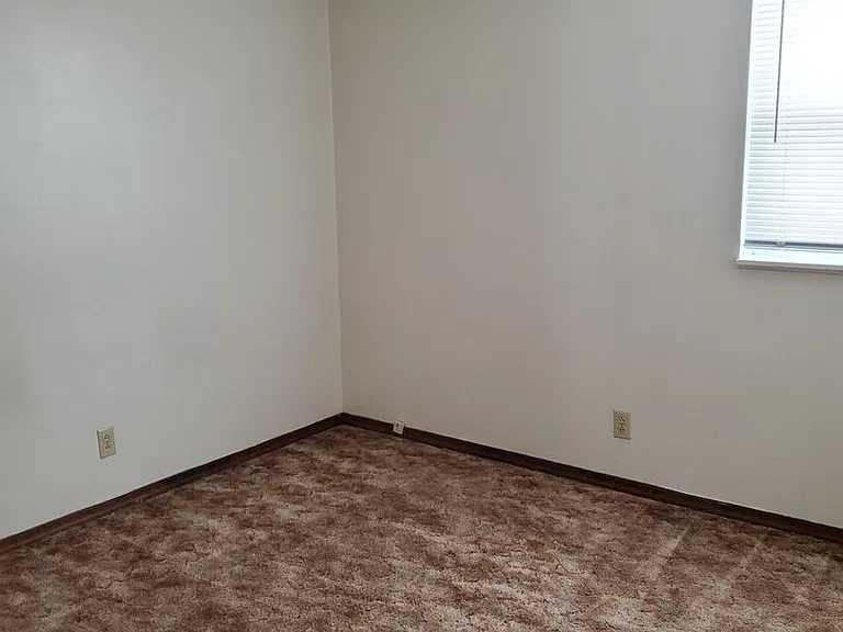 740 Demaret Dr — Photo 4