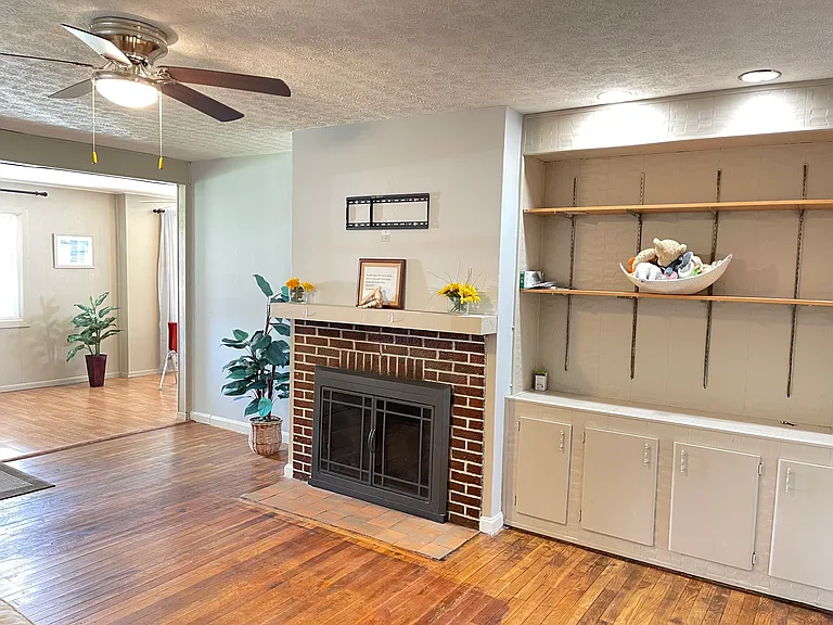 216 N East St — Photo 5