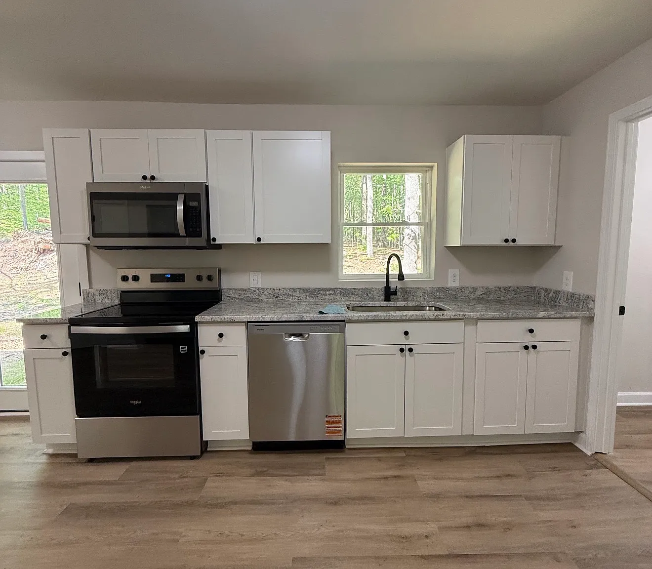 3 bed, 1025 sqft, $2,100 — Photo 4