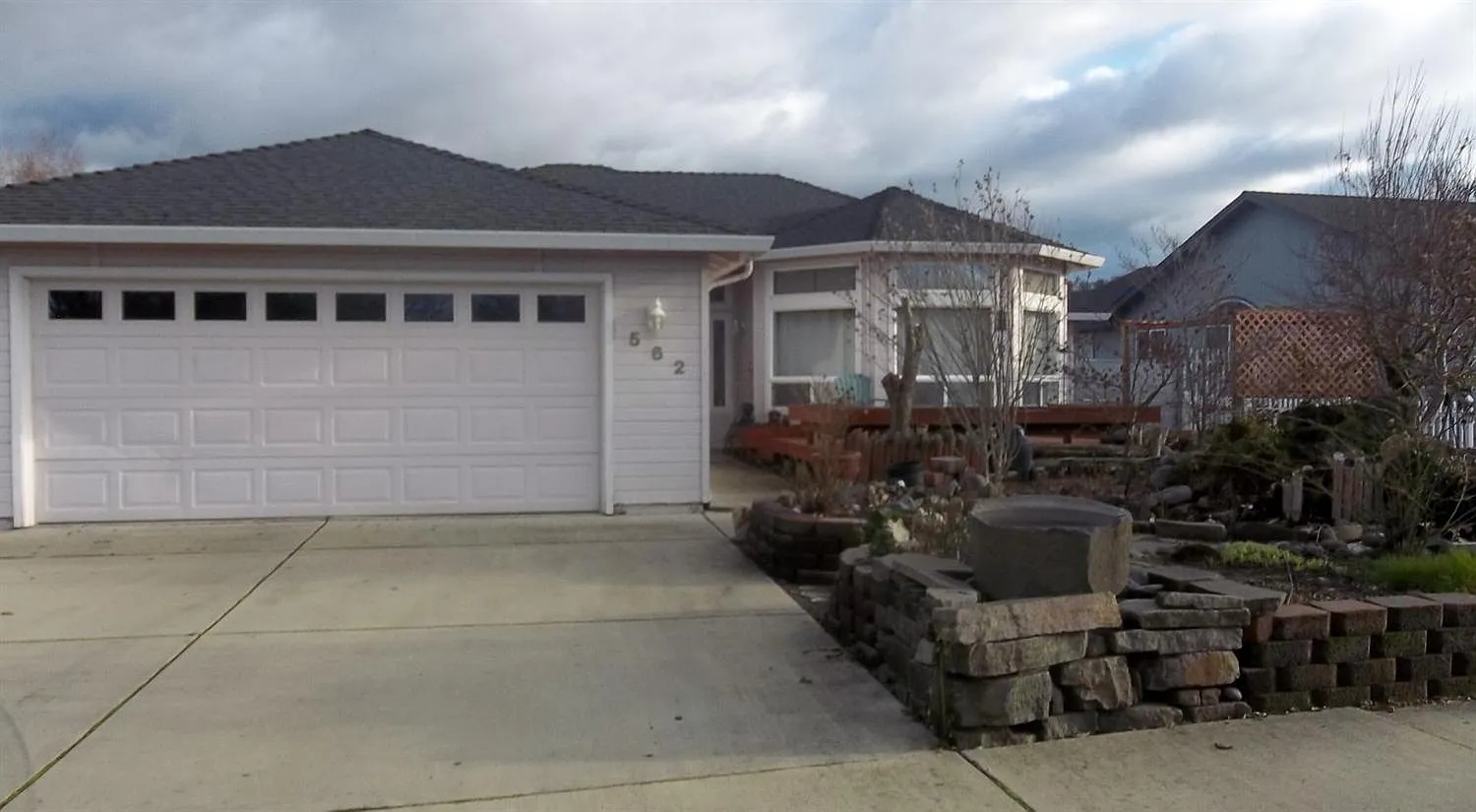 562 Teakwood Dr photo 1