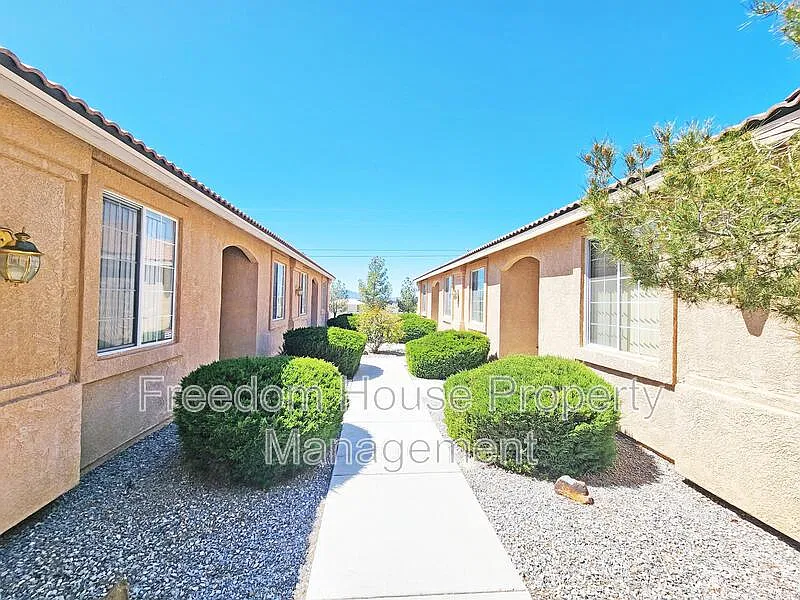 2 bed, 2.0 bath, 901 sqft, $1,236 — Photo 3