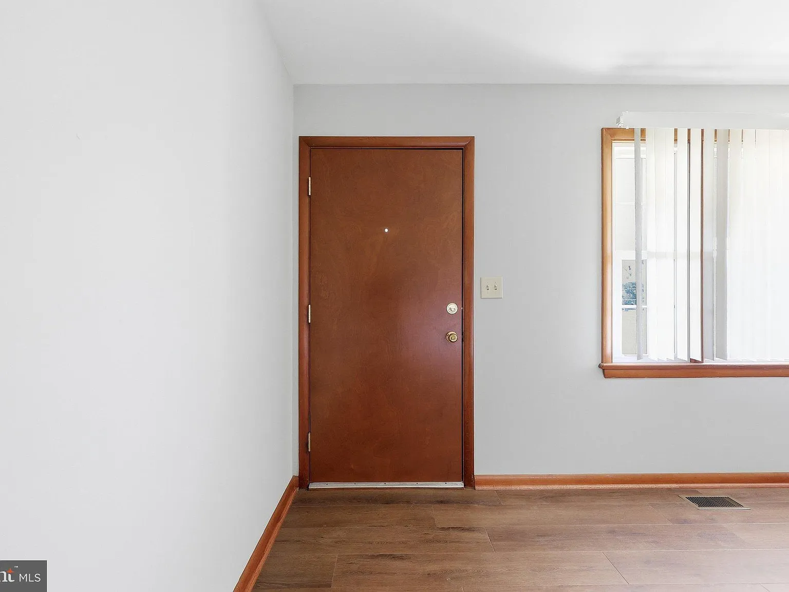 3 bed, 2.0 bath, 1300 sqft, $2,500 — Photo 3