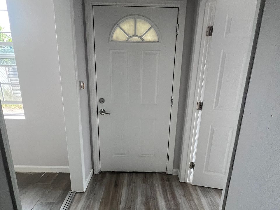 2nd image of 9528 Alameda St