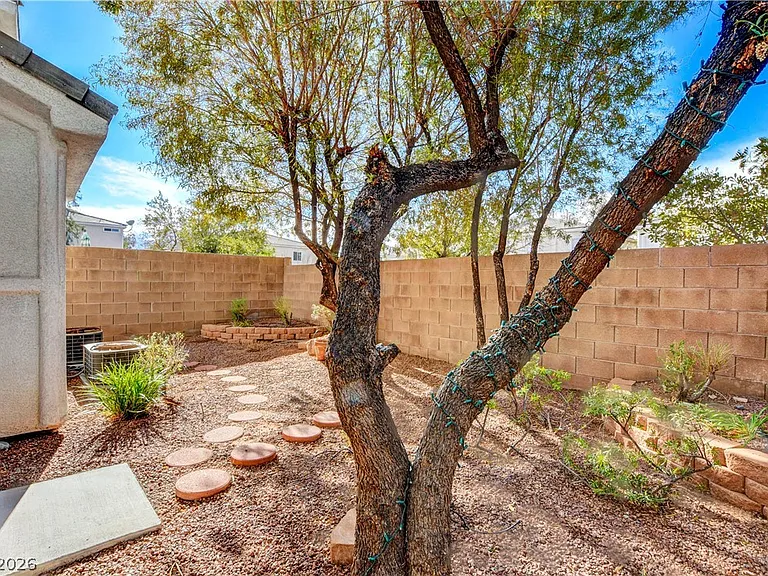 251 Queens Ct — Photo 39