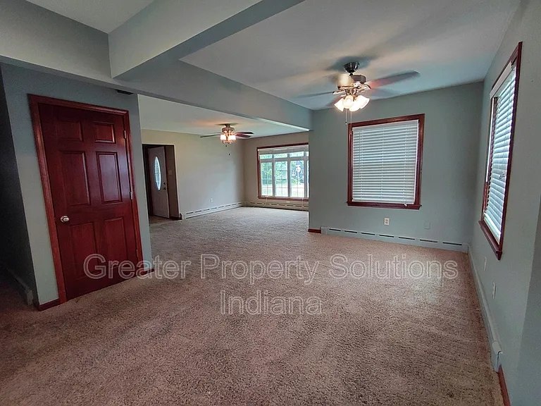 625 E South St — Photo 2