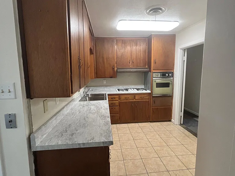 808 Gilmore St — Photo 7