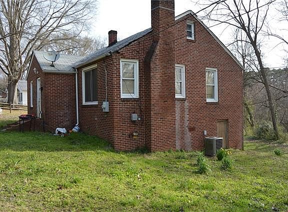 3rd image of 1039 5th St SE