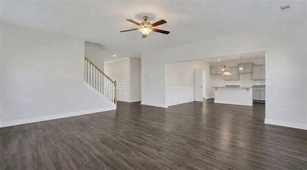 5 bed, 2.0 bath, 2708 sqft, $2,600 — Photo 2