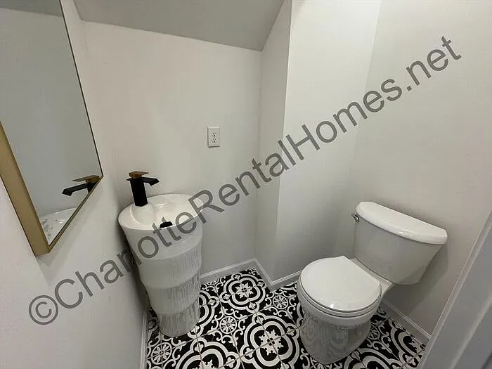 512 N Mulberry St — Photo 6