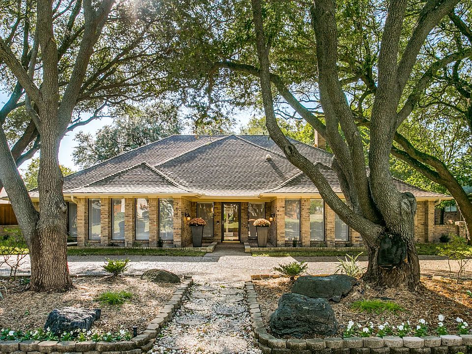 Welcome to 7620 Queens Garden in Highlands North! Walk around the corner and down a block and your at a serene pond with ducks and migrating geese.