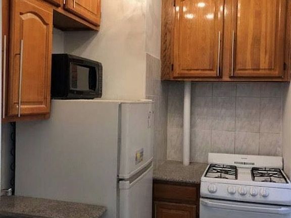5th image of 221 E 76th St #1D