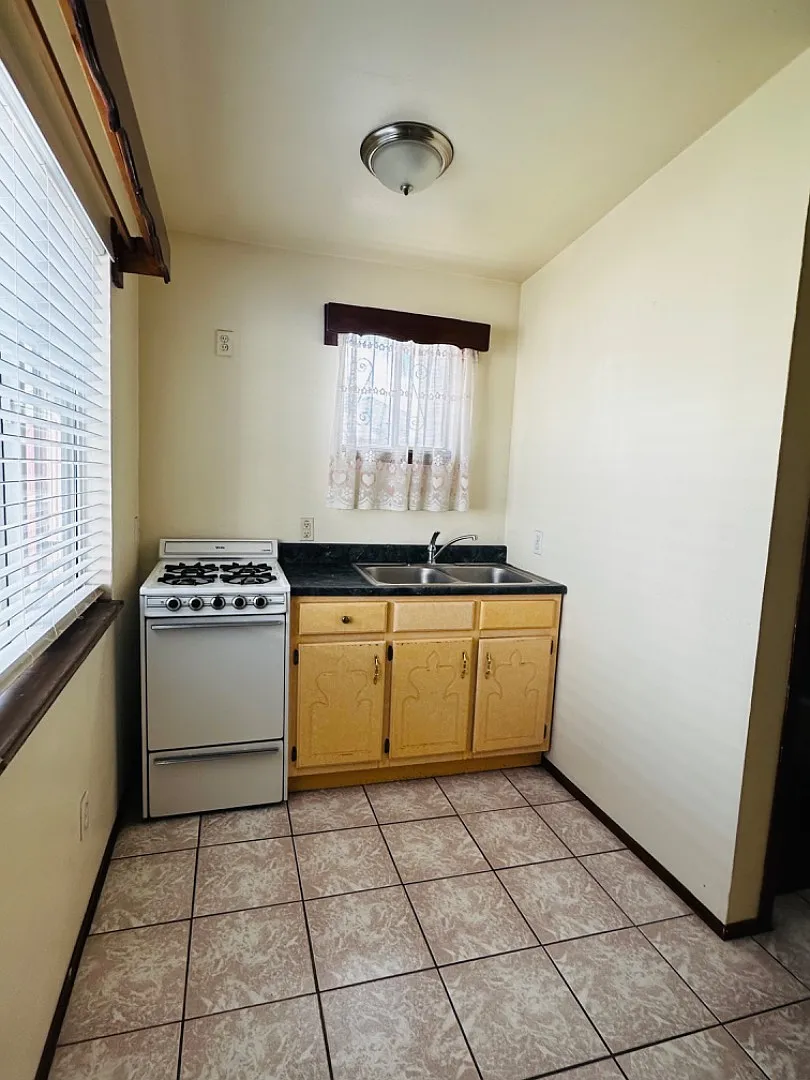 Unit Photo - 2221 Bassett Ave #B