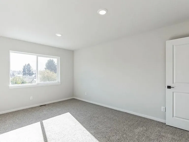 907 E 4th St — Photo 5
