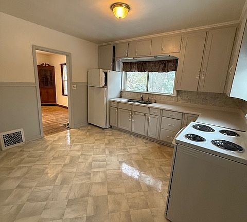 4th image of 1620 Riverview Dr #1