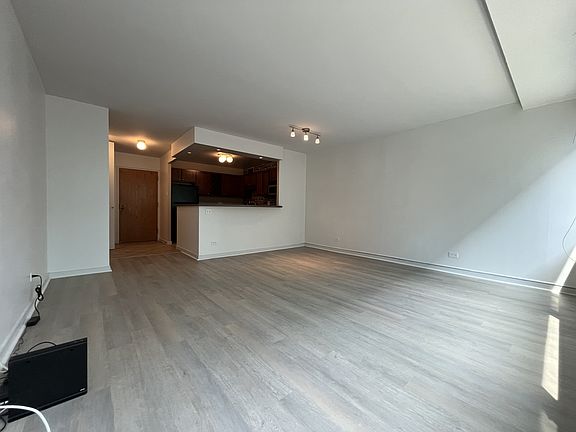 5th image of 211 E Ohio St APT 1814