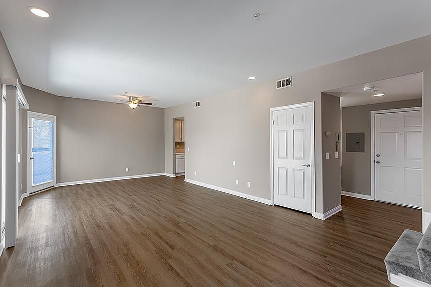 1st image of 250 W Stocker St APT 106