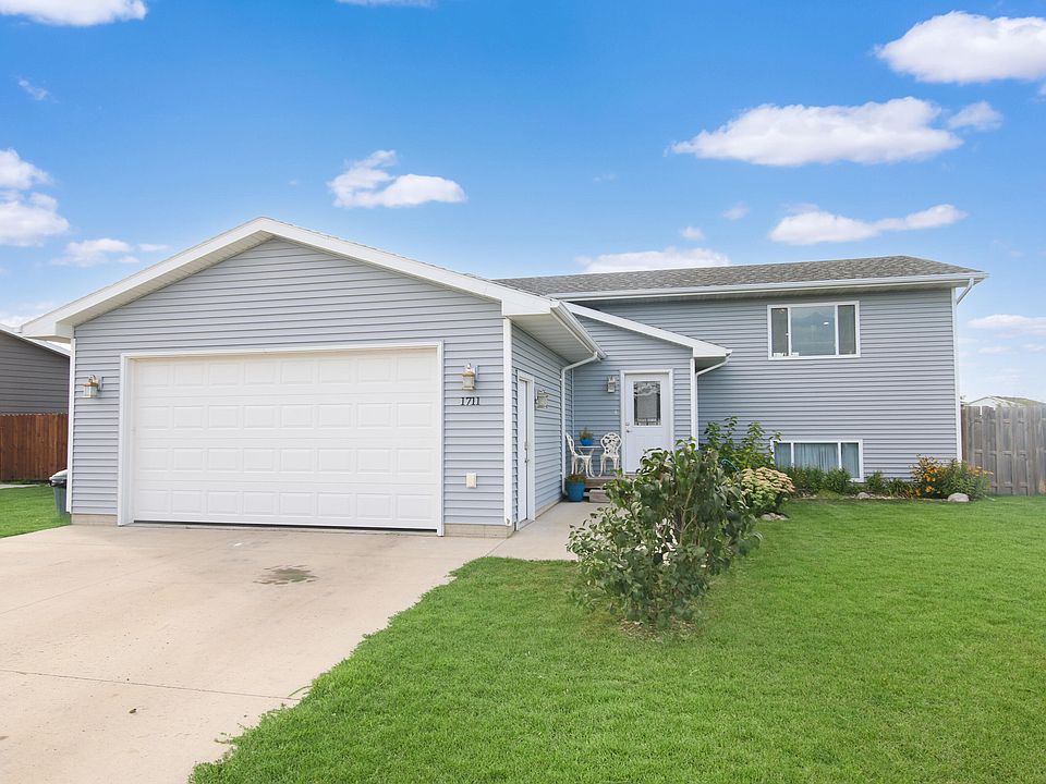 1711 Central Loop, Aberdeen, SD 57401 MLS 23507 Zillow