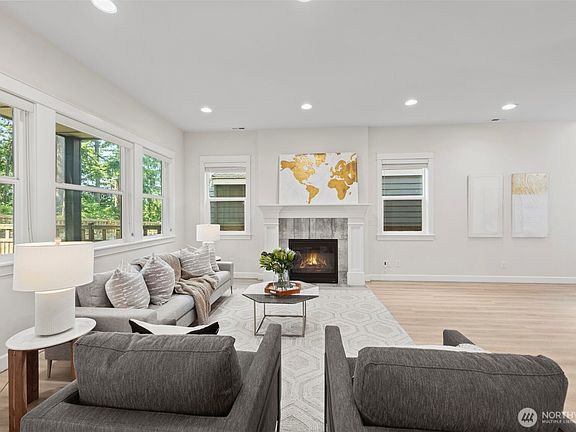 5th image of 415 5th Avenue NE