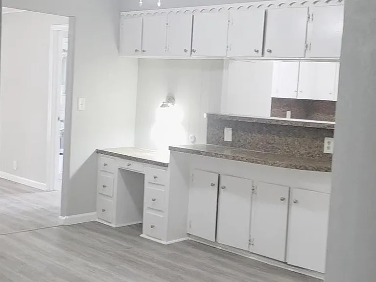 407 E Homan St — Photo 18