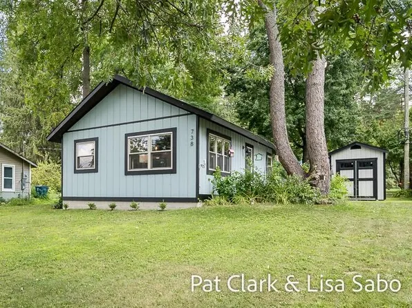 738 W Mohawk Trl, White Cloud, MI 49349