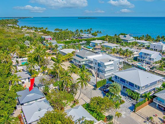 5th image of 325 Calusa St #231