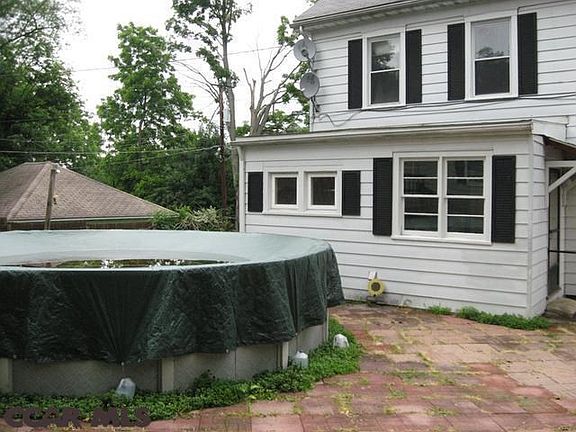 3rd image of 323 E Hickory St