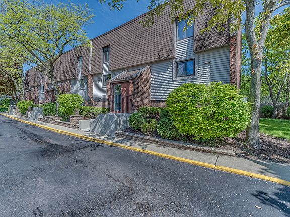 2nd image of 463 Elm St APT 1G