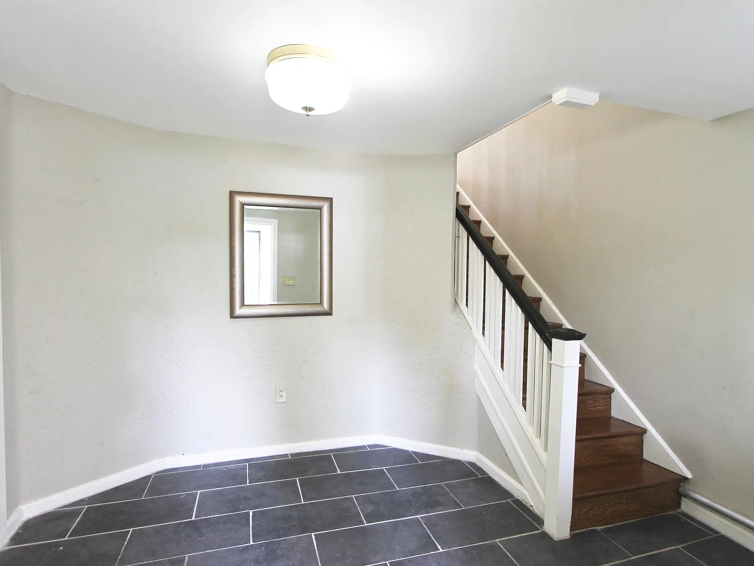 3 bed, 1.5 bath, 1600 sqft, $2,395 — Photo 2