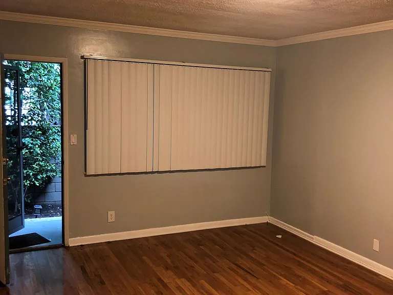 426 S Barrington Ave #1B — Photo 2