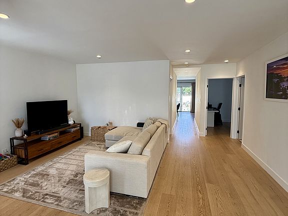 3rd image of 3964 McLaughlin Ave