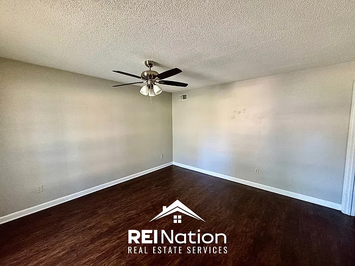 3 bed, 1.5 bath, 1296 sqft, $1,595 — Photo 4