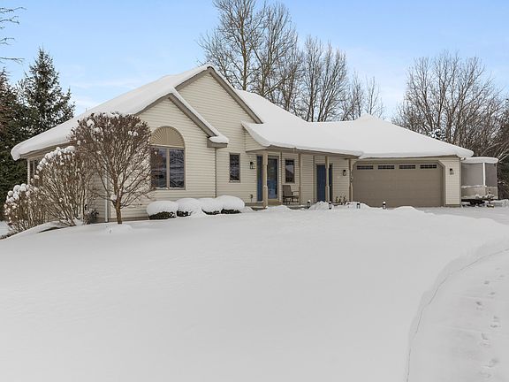 3rd image of 3140 N Bluff Ct
