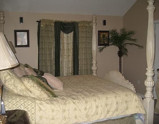 4th image of 2119 S Village Green St