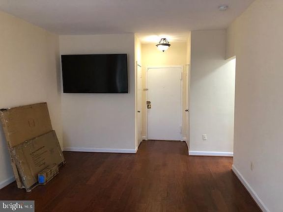 2nd image of 1129 Arlington Blvd #129