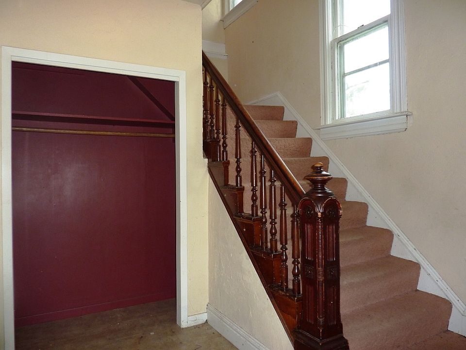 1st image of 305 N Teal St